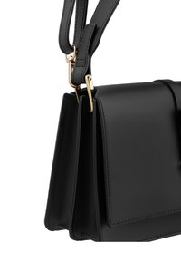 Borsa a mano in pelle nera con finiture dorate, dotata di un design strutturato, due scomparti e dettagli di cucitura visibili.