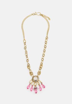 Gouden ketting met grote schakels, met een ronde hanger en vijf roze druppelvormige kristallen bedeltjes die hieronder hangen.