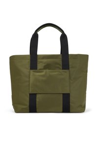 Sac fourre-tout vert olive en tissu durable, doté de poignées noires et d'une poche avant avec un rabat rectangulaire. Texture lisse avec un design minimaliste.