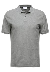 Polo gris en mélange de coton, avec un col à deux boutons, des manches courtes et un petit logo "CK" sur la poitrine gauche.