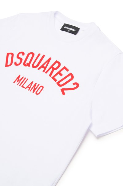T-shirt bianca in cotone a maniche corte con testo rosso "DSQUARED2" e "MILANO" in un design curvo sul petto.