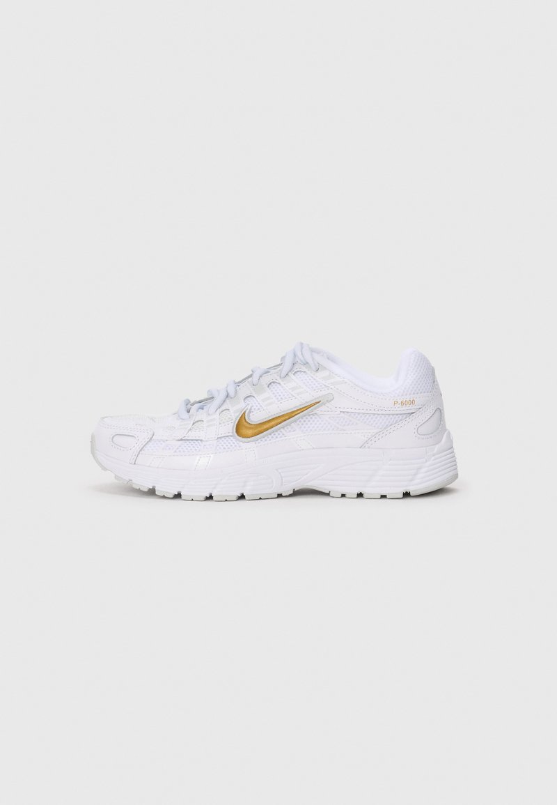 Bijela atletska tenisica s zlatnim Nike swoosh-om, gornji dio od mrežice i sintetičkog materijala, mekanim đonom i natpisom "P-6000" blizu pete.