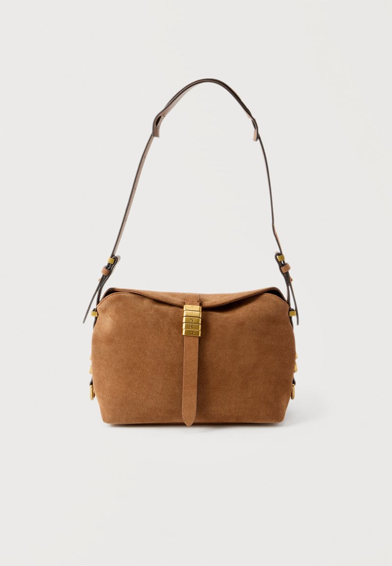 Sac d'épaule en daim marron avec sangle réglable et détail central à boucle dorée sur un fond clair uni.