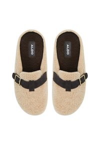 Beige fleece pantoffels met een donkerbruin leren band en gouden gespsaccenten. Zachte textuur en ronde vorm, geschikt voor binnengebruik. ALDO merk zichtbaar.
