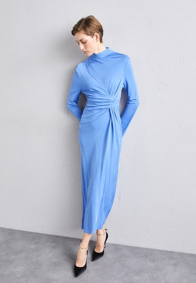 Victoria Beckham HIGH NECK DRAPED DRESS - Trikotāžas kleita - oxford blue