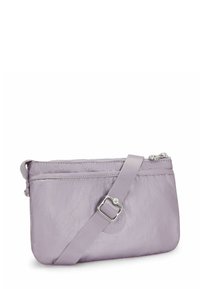 Borsa in nylon di colore viola chiaro con chiusura a zip, tracolla regolabile e dettaglio circolare del logo. Texture liscia e forma rettangolare.