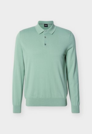 Hellgrünes langärmliges Poloshirt mit Kragen, zwei Knöpfen, gerippten Bündchen und Saum, vor weißem Hintergrund dargestellt.
