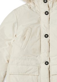 Giacca puffer beige chiaro con cappuccio foderato in pelliccia, dotata di chiusura con zip e bottone, due tasche frontali e una superficie liscia e lucida.
