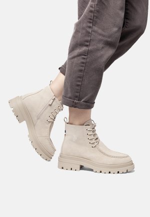 Beige Wildleder Stiefel mit Schnürsenkeln und Reißverschluss, mit einer robusten profilierte Sohle und gesticktem Logodetail.