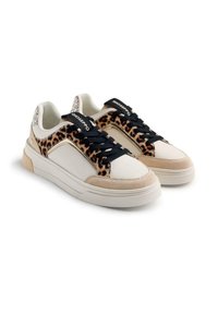Sneaker bianche con dettagli in stampa leopardata, inserti in suede beige, lacci neri e tacchi scintillanti. Suola bianca spessa per un maggiore comfort.
