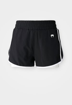 Shorts de sport noirs avec une taille élastique, des rayures blanches contrastantes sur les côtés et un petit logo près de la taille. Finition en tissu lisse.