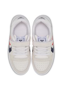 Białe sneakersy wykonane z zamszu i materiałów syntetycznych, z rzepem, perforowanym przodem oraz kontrastującymi akcentami w kolorach granatowym i koralowym.