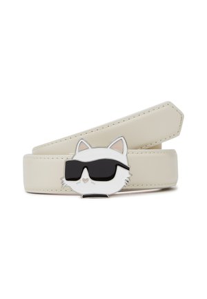 Krém bőrból készült öv, amely feltekerve van, és egy macska alakú, fekete napszemüveget viselő fém csattal rendelkezik.