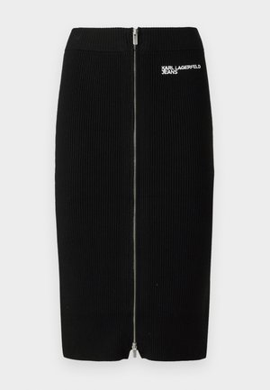 Zwarte geribbelde kokerrok met een middenlange snit, voorzien van een rits aan de voorkant en het logo "KARL LAGERFELD JEANS" op de zijkant.