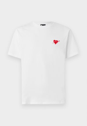 Witte katoenen t-shirt met een ronde hals en korte mouwen, voorzien van een kleine rode hart met een pijl grafiek op de linkerkant van de borst.