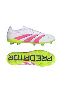 Witte voetbalschoenen met roze en gele accenten, voorzien van een textuur op het bovenwerk, zes noppen op de zool en een opvallend "PREDATOR" logo.