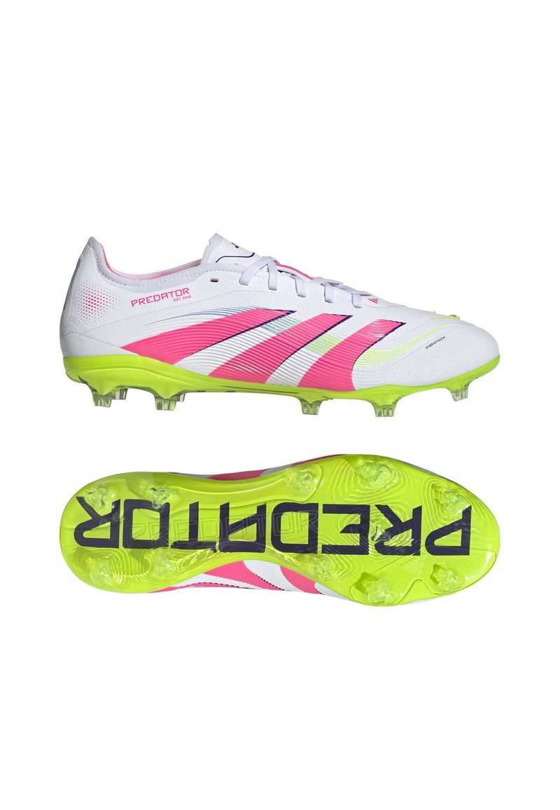 Scarpe da calcio bianche con accenti rosa e gialli, dotate di una tomaia testurizzata, sei tacchetti sulla suola e un logo "PREDATOR" ben visibile.