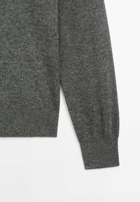 Grijze gebreide trui met ribbelstructuur, voorzien van een ronde halslijn en lange mouwen. De boorden en de zoom zijn ook geribbeld voor een gestructureerde pasvorm.