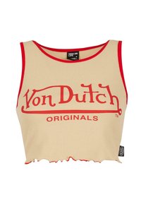 Zastrihnutý béžový top bez rukávov s červenými detailmi, ktorý má veľké logo "Von Dutch" v červenom texte a volánikový lem.