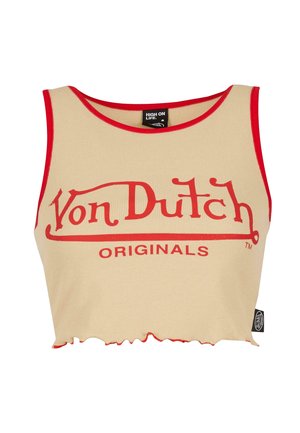Zkrácený béžový top bez rukávů s červenými detaily, který má velké logo "Von Dutch" v červeném písmu a vlnkovaný spodní lem.
