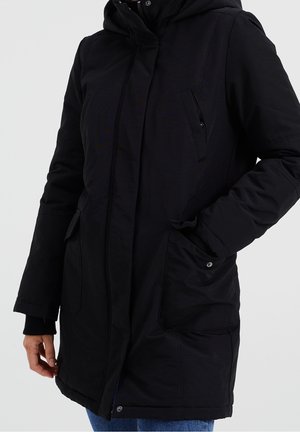 Sort parka-jakke med hætte, lynlås, sidelommer og en blød tekstur. Designet til varme og funktionalitet.