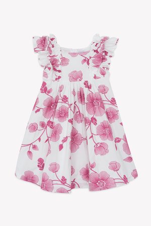 Hvitt kjole med rosa blomsterprint og rysjekanter på skulderstroppene. Stoffet er lett, med innsvinget midje og utsvingt skjørt.