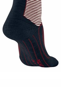 Marineblaue Socke mit einem gestreiften Muster in Bordeauxrot und Creme an der Oberseite. Verfügt über strukturierte Rippen und ein rotes Logo nahe der Sohle.