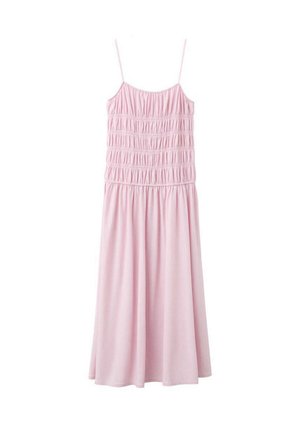 Robe midi rose clair avec fines bretelles spaghetti, corsage froncé et jupe fluide présentée sur fond blanc.