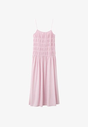 Robe midi rose clair avec fines bretelles spaghetti, corsage froncé et jupe fluide présentée sur fond blanc.