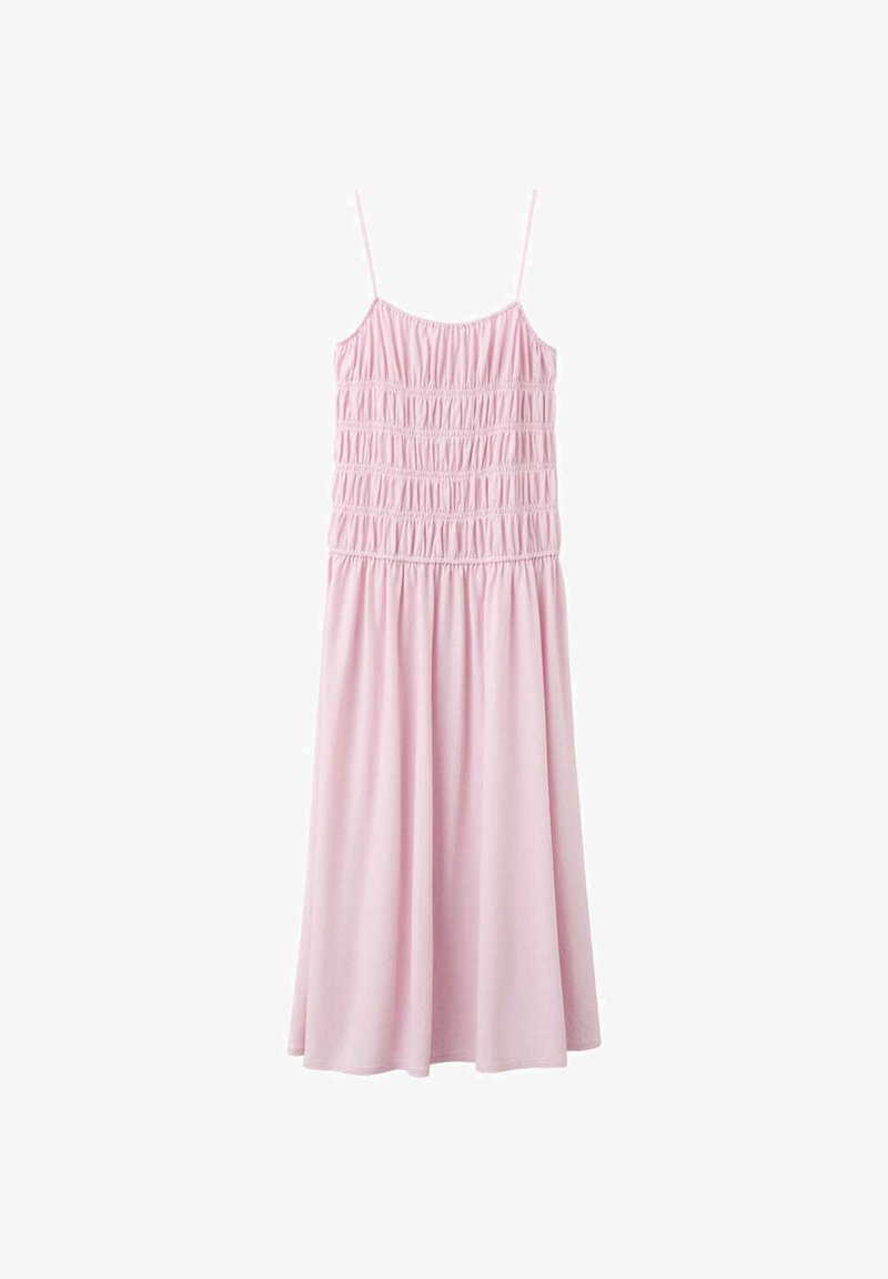 Robe midi rose clair avec fines bretelles spaghetti, corsage froncé et jupe fluide présentée sur fond blanc.