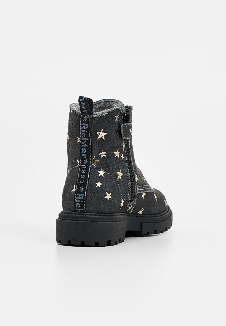 Schwarze Wildleder-Stiefeletten mit Reißverschluss, verziert mit goldenen Sternmustern und einer strukturierten Sohle. Akzentnähte entlang der Seiten.