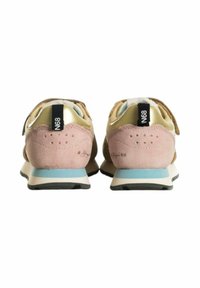 Sneaker rosa e oro con materiali in suede e mesh. Forma arrotondata, collare imbottito e accenti blu sulla suola. Tab neri sul tallone.