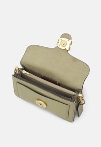 COACH POLISHED PEBBLE COVERED TABBY  - Kabelka - moss