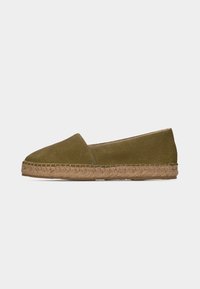 Espadrille plate en daim vert olive avec semelle intermédiaire en jute tressée et semelle extérieure en caoutchouc, vue de côté sur un fond uni.