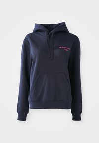 Tamno plava dukserica s kapuljačom, kengurskom džepom, vezicama i ružičastim logotipom na prsima. Izrađena od mekog, teksturiranog materijala.