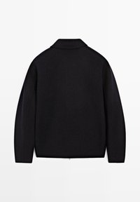 Zwarte textuurjacket met een brede kraag, lange mouwen en een rechte snit. Geen zichtbare sluitingen of versieringen.