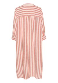 Gestreiftes Kleid aus Koralle und cremefarbener Leinen, mit rundem Ausschnitt, dreiviertel Ärmeln und einer lockeren, fließenden Silhouette mit Raffung.