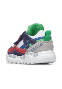 Sneaker multicolore con suede bianco, blu navy, rosso e grigio. Fodera in mesh verde, suola testurizzata bianca con dettagli del marchio e linguetta sul retro.