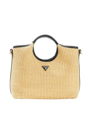 Geflochtene beige Handtasche mit schwarzen runden Griffen, schwarzem Besatz und kleinem dreieckigem Guess-Logo zentral vorne.