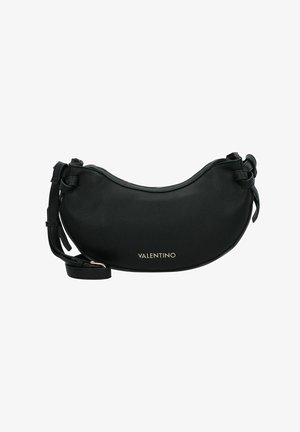 Sac à main en cuir noir avec un design incurvé, doté d'une bandoulière nouée et du logo doré "Valentino". Texture lisse et style minimaliste.