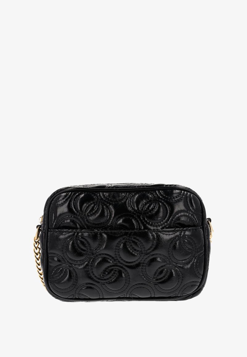 Sort syntetisk læderhåndtaske med prægede cirkulære mønstre, rektangulær form, dobbelt lynlåslukning og en guldkædejusterbar rem.