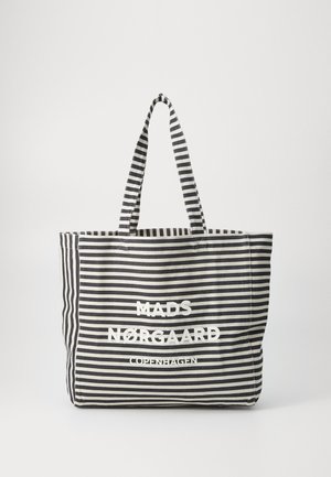 Sac fourre-tout à rayures horizontales noires et blanches avec deux poignées et le texte « MADS NØRGAARD COPENHAGEN » sur le devant.