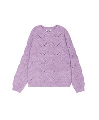 Lila Strickpullover mit einem strukturierten Muster aus geometrischen Formen, gerippten Bündchen und Rundhalsausschnitt. Zentrale Etikette am Hals sichtbar.