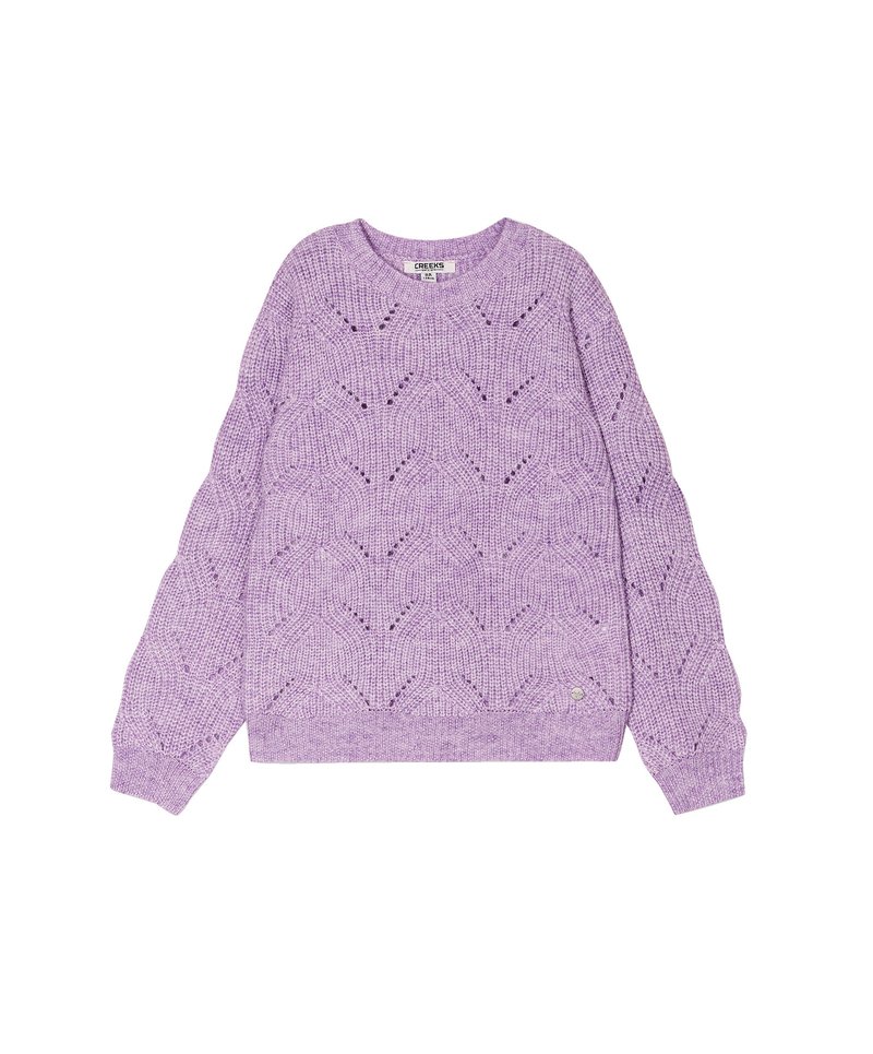 Lila Strickpullover mit einem strukturierten Muster aus geometrischen Formen, gerippten Bündchen und Rundhalsausschnitt. Zentrale Etikette am Hals sichtbar.