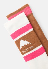 Meias castanhas e brancas com listras cor-de-rosa, apresentando um logótipo de montanha e o texto "BURTON", feitas de um material de malha texturizada.