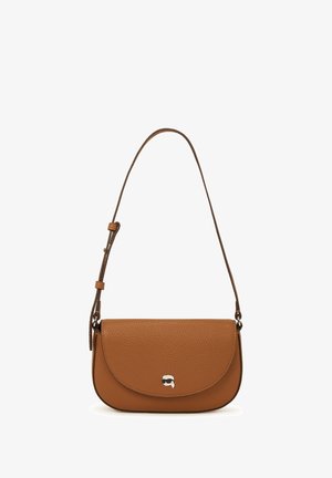 Brązowa skórzana torba na ramię o fakturowanym wykończeniu. Okrągły kształt, z zamknięciem na klapę oraz małym detalem logo z przodu. Regulowany pasek.