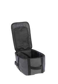 Bolsa de almacenamiento de tela gris con una parte superior con cremallera, abierta para revelar un interior negro. Cuenta con asas laterales resistentes y un bolsillo de malla en la parte interior de la tapa.