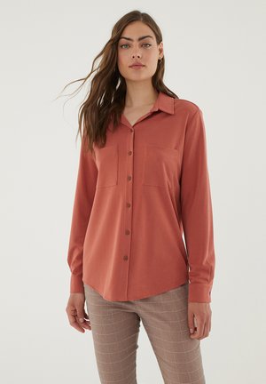 Overhemdblouse - maquillaje