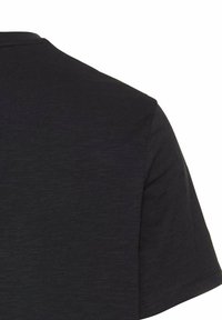 Sort bomulds t-shirt med rund halsudskæring og korte ærmer; har et subtilt strukturmønster og en afslappet pasform ved skuldrene.