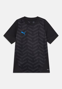 Juodas sportinis marškinėliai su tekstūruota chevrono raštu, trumpomis rankovėmis ir šviesiai mėlynu Puma logotipu ant krūtinės. Pagaminta naudojant DryCell technologiją.